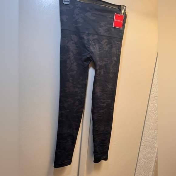 Spanx Look at Me Now Leggings Black Camo. Size medium - Picture 5 of 5